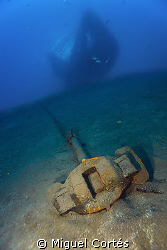 Anchor and wreck. by Miguel Cortés 